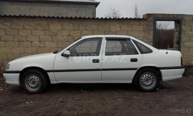 Opel Vectra 1993, 300,000 km - 1.8 l - Qusar