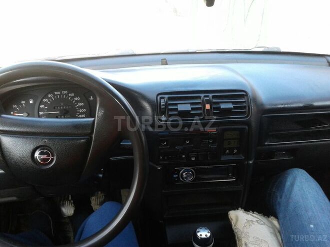 Opel Vectra 1993, 300,000 km - 1.8 l - Qusar
