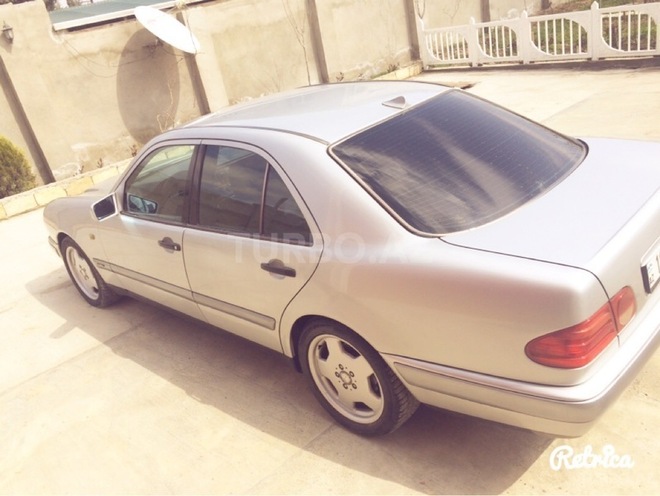 Mercedes E 230 1996, 356,400 km - 0.3 л - Quba