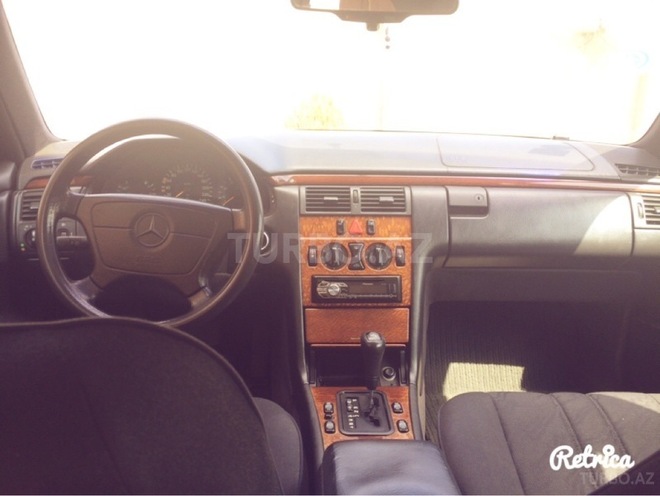 Mercedes E 230 1996, 356,400 km - 0.3 л - Quba