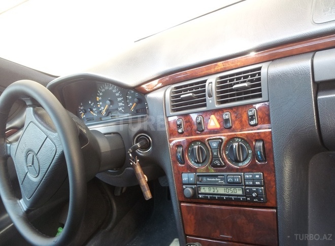 Mercedes E 200 1998, 256,780 km - 2.0 l - Sumqayıt