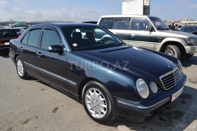 Mercedes E 270 2001, 338,000 km - 2.7 l - Bakı