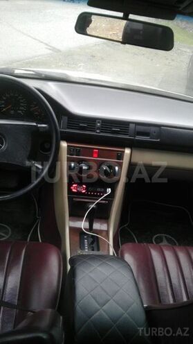 Mercedes E 250 1986, 178,000 km - 2.5 l - Bakı