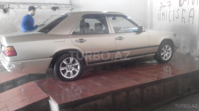 Mercedes E 230 1990, 290,000 km - 2.3 l - Bakı