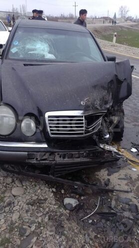 Mercedes E 240 1998, 285,000 km - 2.4 l - Xudat