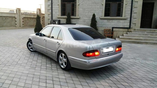 Mercedes E 320 2001, 260,000 km - 3.2 l - Bakı