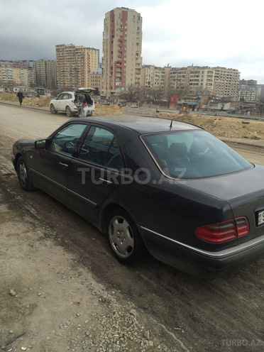 Mercedes E 240 1999, 330,000 km - 2.4 л - Bakı