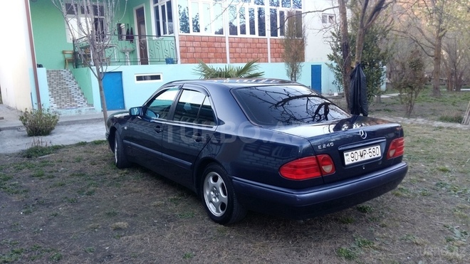 Mercedes E 240 1999, 204,094 km - 2.4 l - Zaqatala