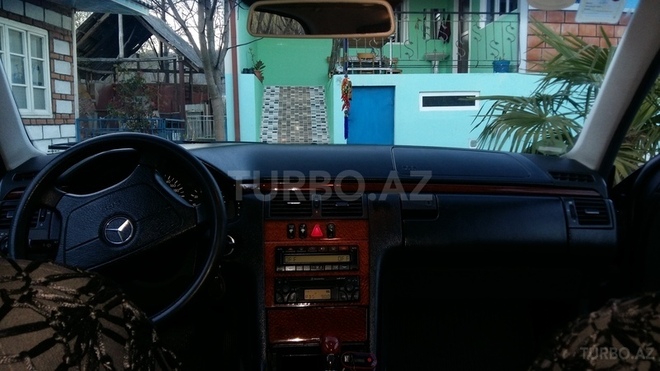 Mercedes E 240 1999, 204,094 km - 2.4 l - Zaqatala