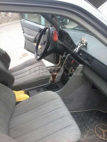 Mercedes E 220 1985, 250,000 km - 2.0 l - Ucar