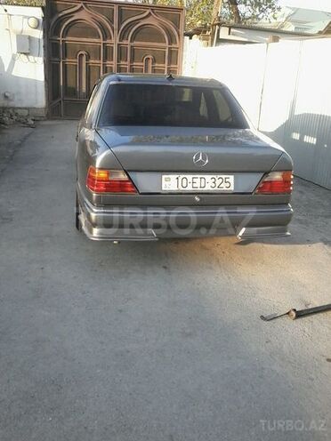 Mercedes E 220 1985, 250,000 km - 2.0 l - Ucar