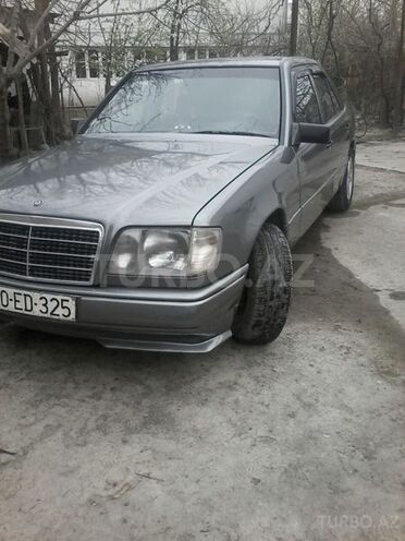 Mercedes E 220 1985, 250,000 km - 2.0 l - Ucar
