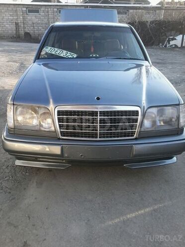 Mercedes E 220 1985, 250,000 km - 2.0 l - Ucar