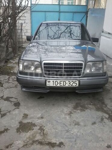 Mercedes E 220 1985, 250,000 km - 2.0 l - Ucar