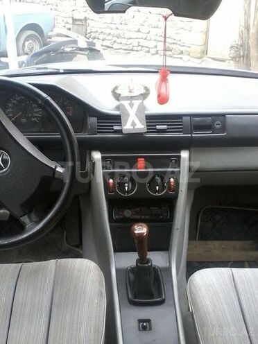 Mercedes E 220 1985, 250,000 km - 2.0 l - Ucar