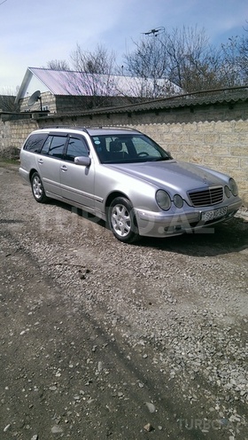 Mercedes E 220 2001, 310,000 km - 2.2 l - Qusar