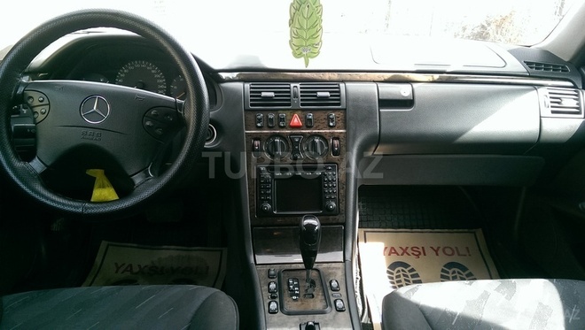Mercedes E 220 2001, 310,000 km - 2.2 l - Qusar
