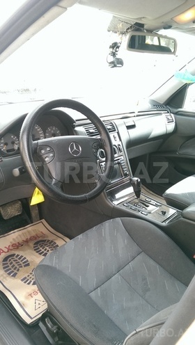 Mercedes E 220 2001, 310,000 km - 2.2 l - Qusar