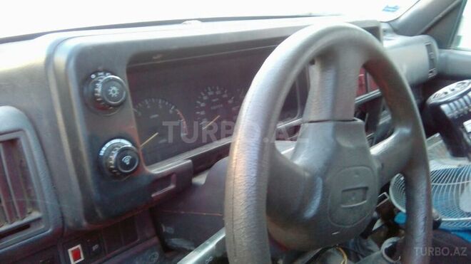 Isuzu  1994, 30,000 km - 0.3 l - Quba