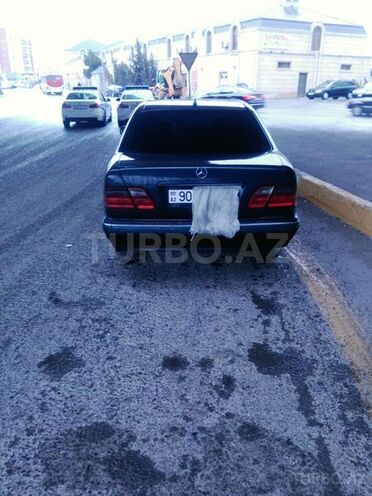 Mercedes E 270 2001, 338,000 km - 2.7 l - Bakı