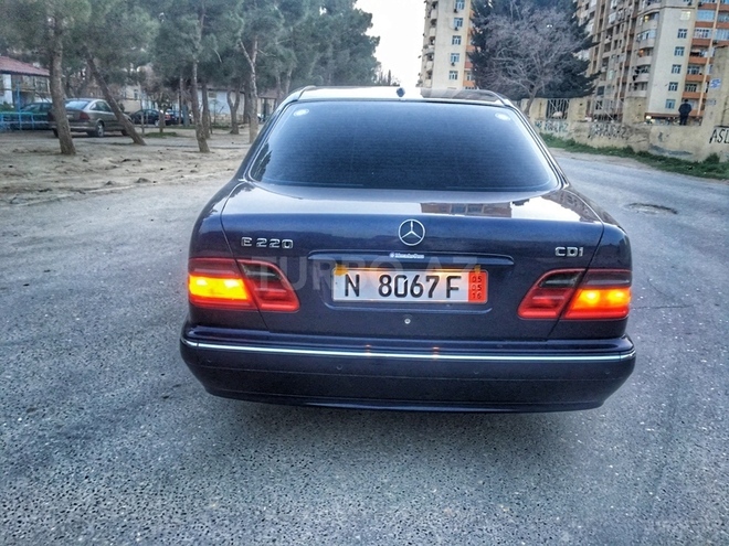 Mercedes E 240 2001, 260,000 km - 2.4 l - Bakı