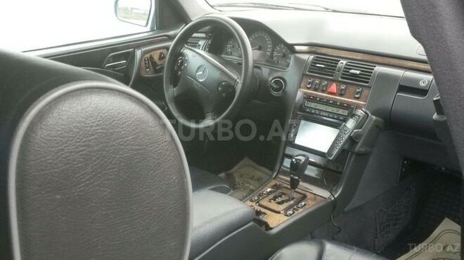 Mercedes E 320 2001, 131,000 km - 3.2 л - Bakı