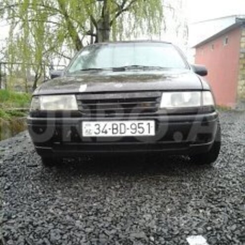 Opel Vectra 1991, 200,000 km - 1.6 l - Qax