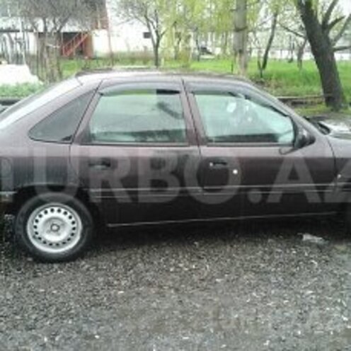 Opel Vectra 1991, 200,000 km - 1.6 l - Qax