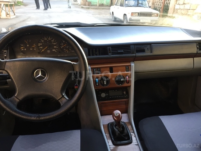 Mercedes E 250 1992, 1,987,676 km - 2.5 l - Bakı