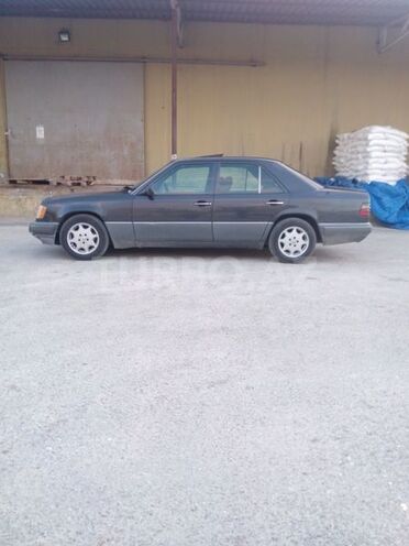 Mercedes E 220 1994, 295,000 km - 2.2 l - Bakı