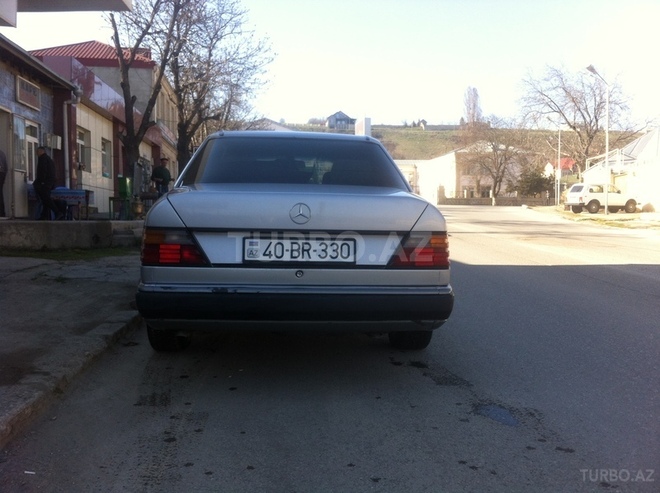 Mercedes E 230 1989, 301,184 km - 2.3 l - Quba