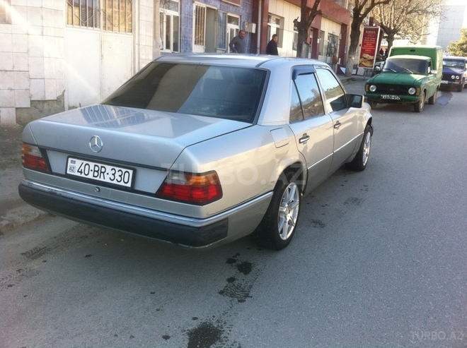 Mercedes E 230 1989, 301,184 km - 2.3 l - Quba