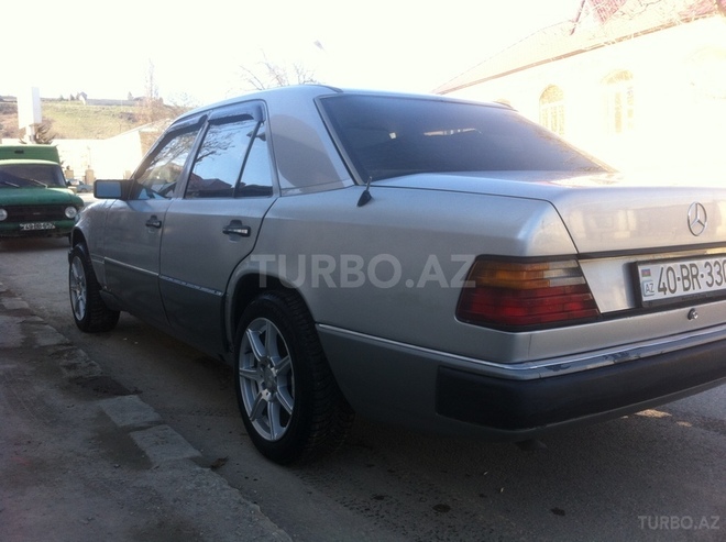 Mercedes E 230 1989, 301,184 km - 2.3 l - Quba