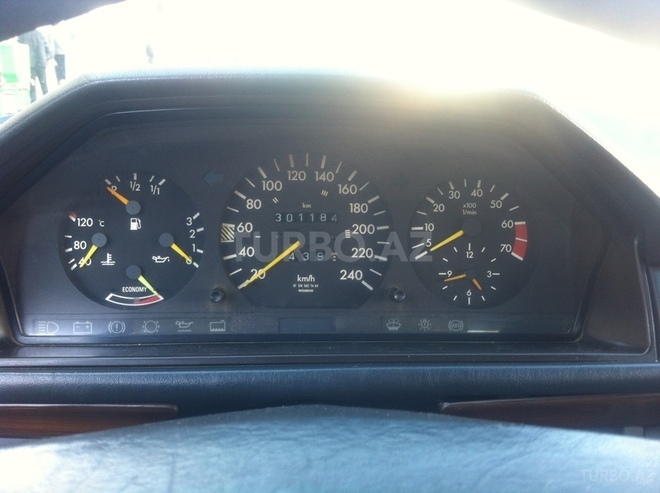 Mercedes E 230 1989, 301,184 km - 2.3 l - Quba