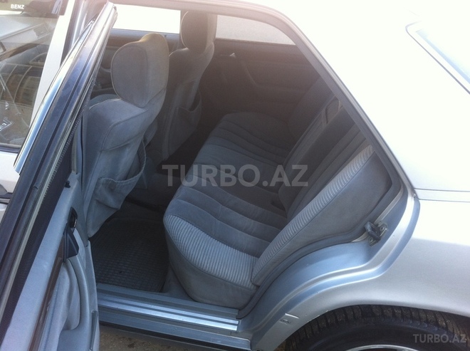 Mercedes E 230 1989, 301,184 km - 2.3 l - Quba