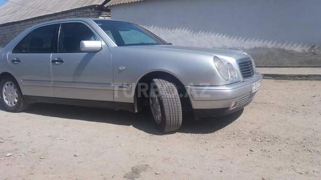 Mercedes E 240 1998, 195,000 km - 2.4 л - Tovuz