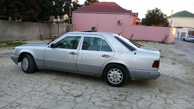 Mercedes E 200 1992, 35,265 km - 2.0 l - Bakı