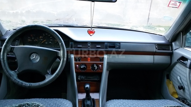 Mercedes E 250 1995, 33,214 km - 2.5 l - Bakı