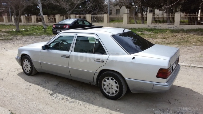 Mercedes E 250 1995, 33,214 km - 2.5 l - Bakı