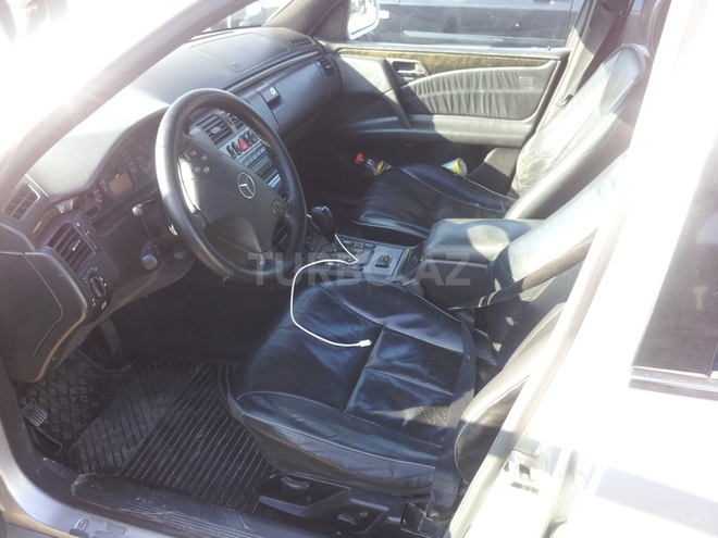 Mercedes E 220 2000, 243,584 km - 2.2 л - Tovuz