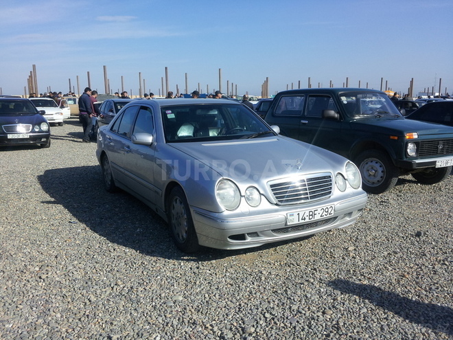 Mercedes E 220 2000, 243,584 km - 2.2 л - Tovuz