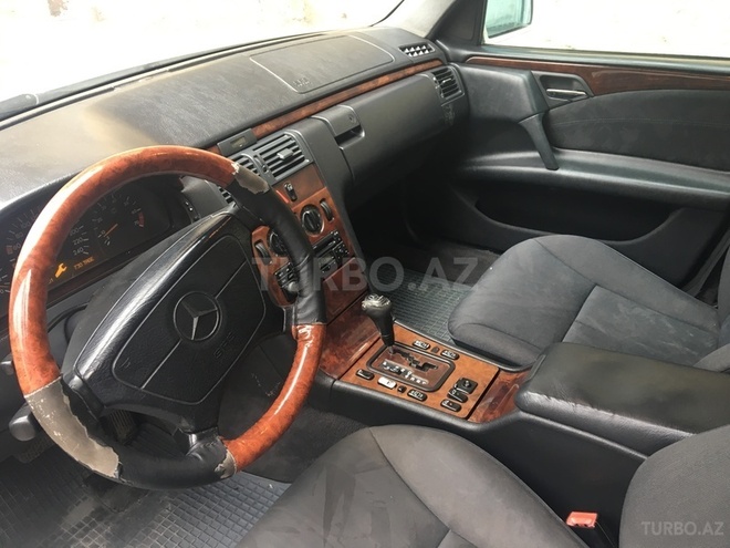 Mercedes E 240 1998, 220,000 km - 2.4 l - Sumqayıt