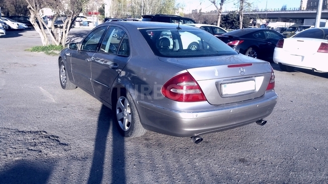 Mercedes E 270 2002, 242,000 km - 2.7 l - Bakı