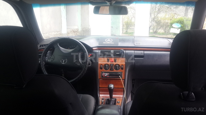 Mercedes E 220 1997, 290,000 km - 2.2 l - Bakı