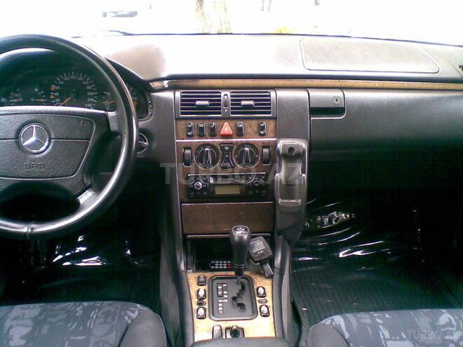 Mercedes E 240 1999, 258,000 km - 2.4 l - Bakı