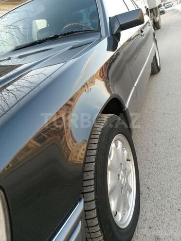 Mercedes E 220 1995, 302,000 km - 2.2 l - Bakı