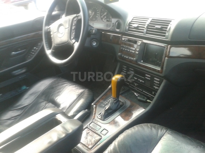 BMW 528 1998, 300,000 km - 2.8 l - Sumqayıt