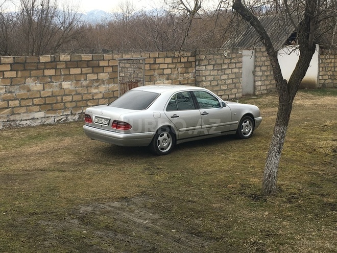 Mercedes E 240 1998, 330,000 km - 2.4 l - Zaqatala