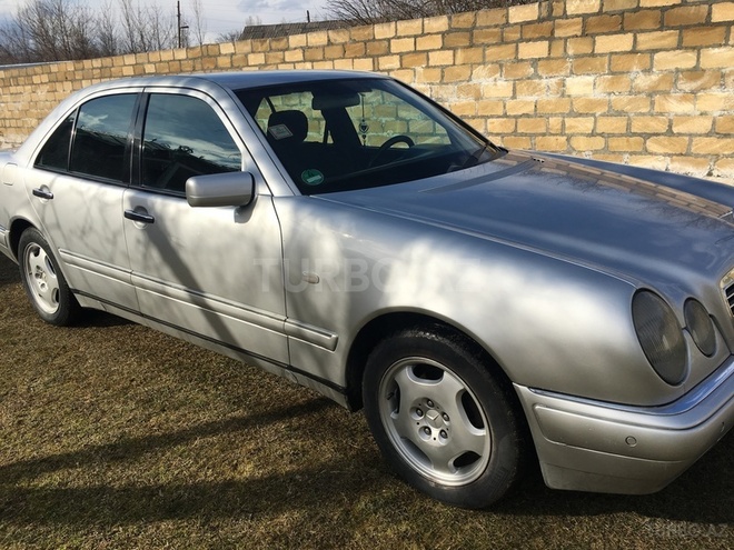Mercedes E 240 1998, 330,000 km - 2.4 l - Zaqatala
