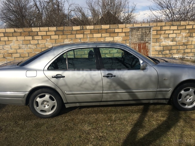Mercedes E 240 1998, 330,000 km - 2.4 l - Zaqatala